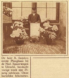 874000 Portret van A. Snijders te Utrecht, die 25 jaar in dienst is als ploegbaas bij de Nederlandsche Spoorwegen.